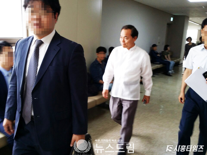 공직선거법 위반 혐의로 기소된 김윤식(50) 시흥시장이 13일 수원지방법원 안산지원에서 열린 첫 재판을 위해 법정에 출두했다. 김 시장은 이날 재판에서 혐의를 전면 부인했다.