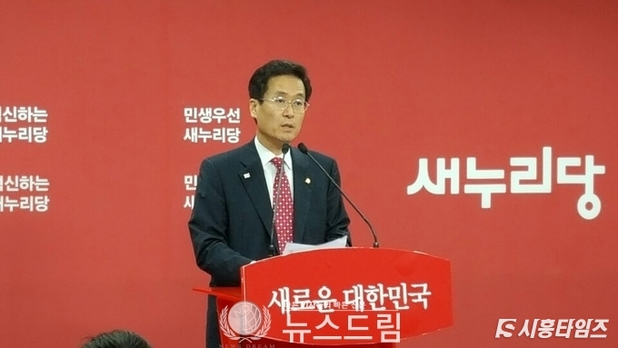 재선인 함진규 의원(새누리당, 시흥갑)이 17일 새누리당 중앙당 기자실에서 '최고위원 출마 선언' 기자회견을 하고 있다 (제공:새누리당)